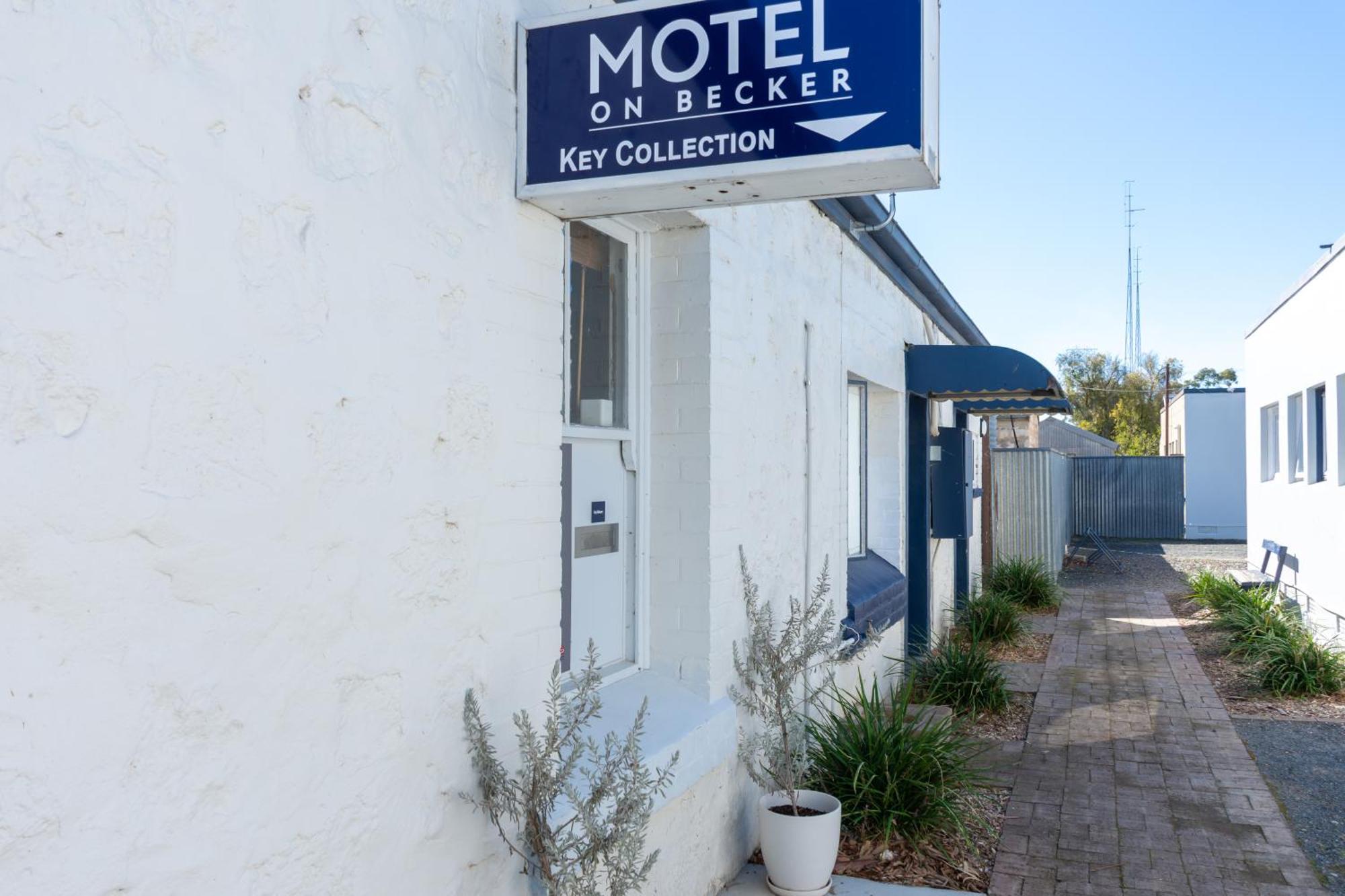 Motel On Becker Tintinara Exterior photo